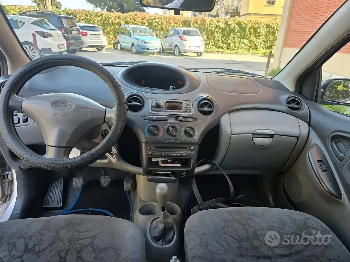 Usata Toyota Yaris 68 CV (50 kW) 2002 Grigio Berlina