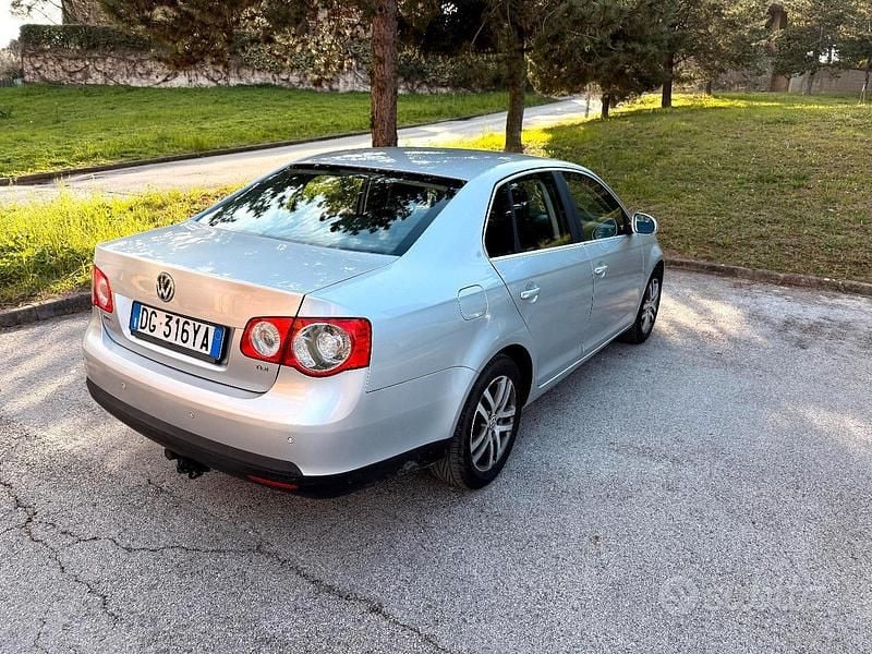 Usata VW Jetta 105 CV (77 kW) 2007 Grigio Berlina