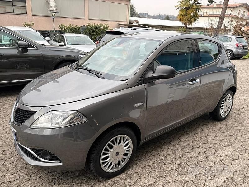 Usata Lancia Ypsilon Gold 69 CV (50 kW) 2017 Grigio Utilitaria