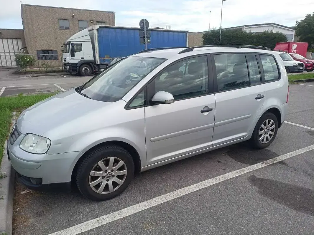 Usata VW Touran Conceptline 105 CV (77 kW) 2005 Argento Monovolume