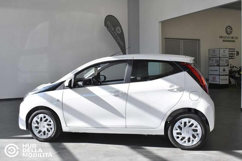 Usata Toyota Aygo Connect Style 72 CV (52 kW) 2021 Bianco Utilitaria