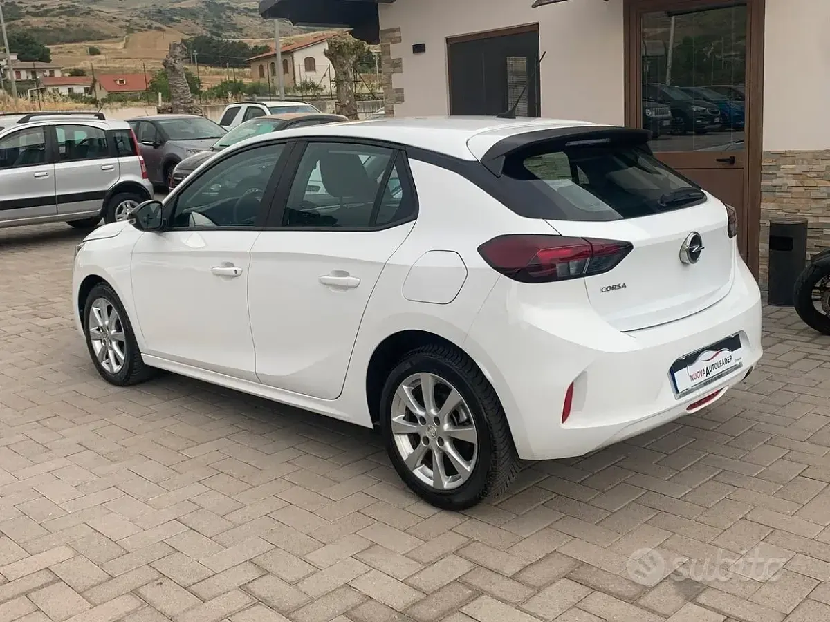 Usata Opel Corsa Elegance 102 CV (75 kW) 2022 Bianco Utilitaria