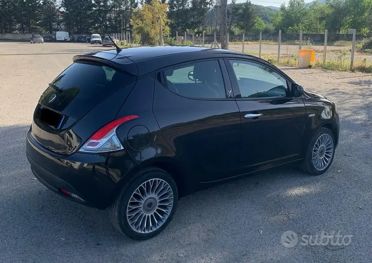 Usata Lancia Ypsilon Gold 95 CV (69 kW) 2016 Nero Utilitaria