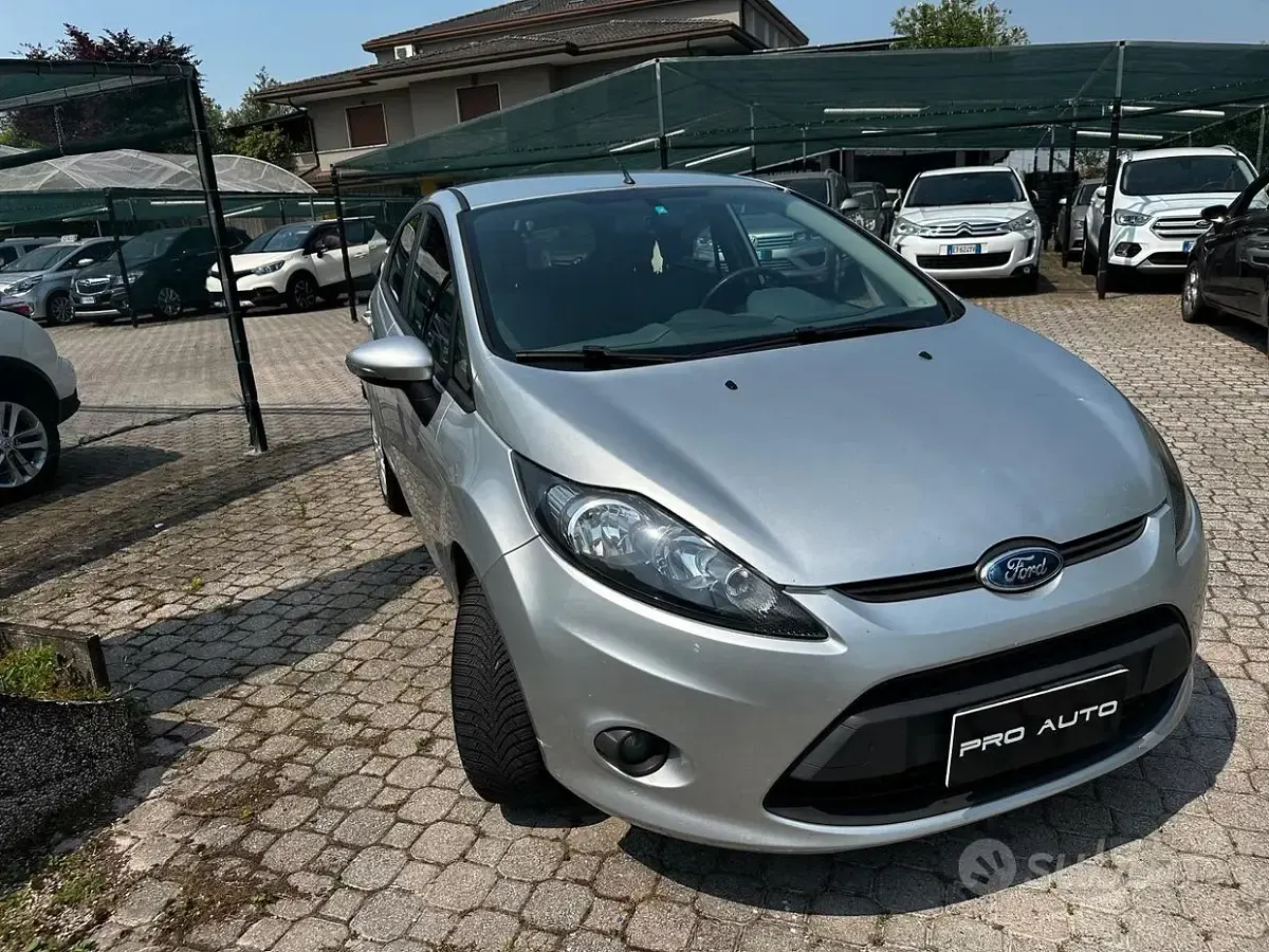 Usata Ford Fiesta Titanium 92 CV (67 kW) 2010 Grigio Berlina