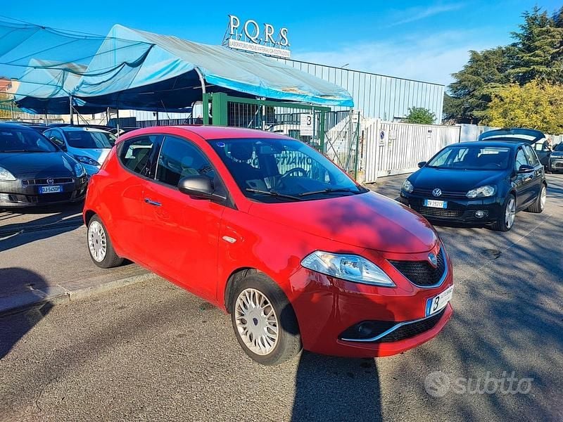 Usata Lancia Ypsilon Gold 69 CV (50 kW) 2015 Rosso Utilitaria