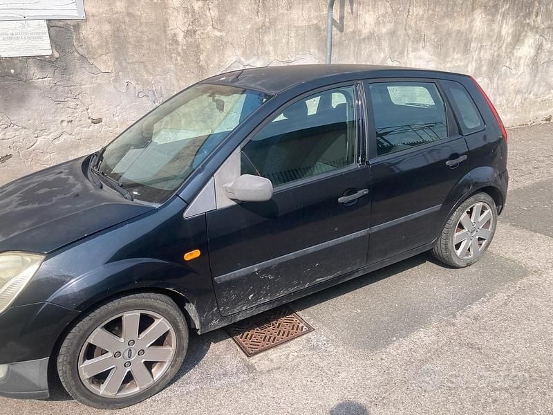 Usata Ford Fiesta 75 CV (55 kW) 2004 Nero Utilitaria