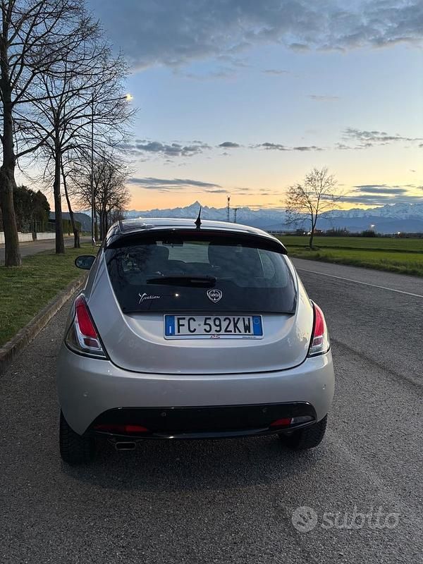 Usata Lancia Ypsilon Gold 95 CV (69 kW) 2016 Grigio Utilitaria