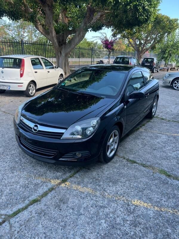 Usata Opel Astra 200 CV (147 kW) 2005 Nero Coupé
