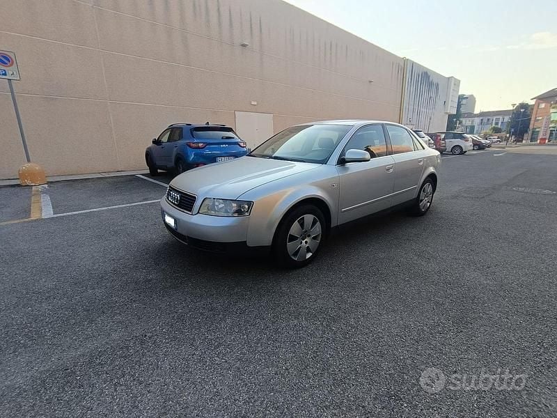 Grigio Usata 2002 Audi A4 Tre volumi | 3500 € (Buon prezzo) - Immagine 1/4