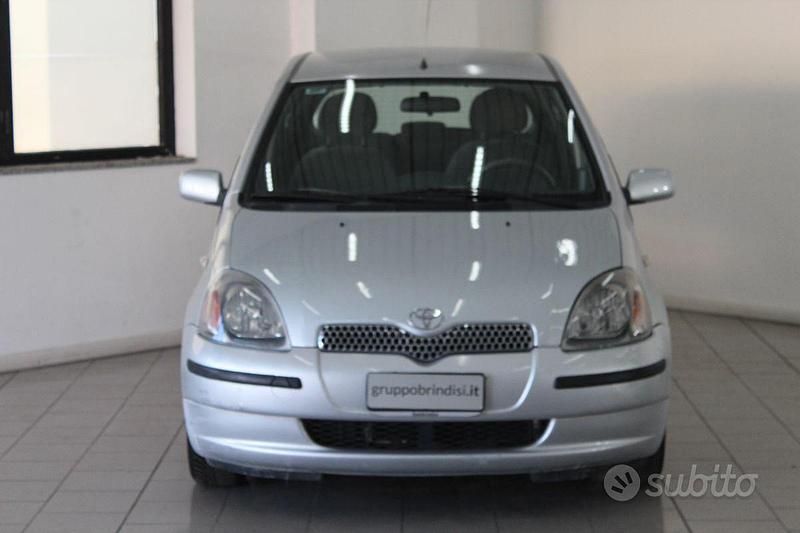 Usata Toyota Yaris Sol 67 CV (49 kW) 2000 Grigio Utilitaria