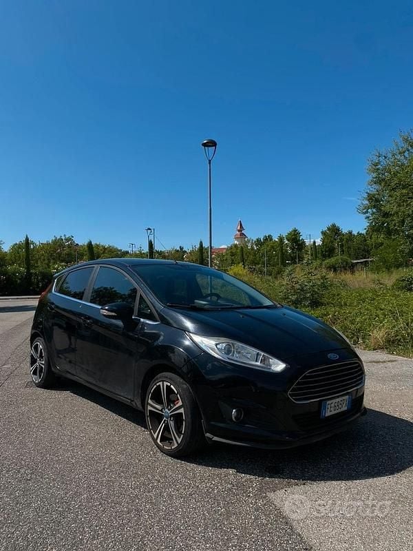 Usata Ford Fiesta 49 CV (36 kW) 2016 Nero Utilitaria