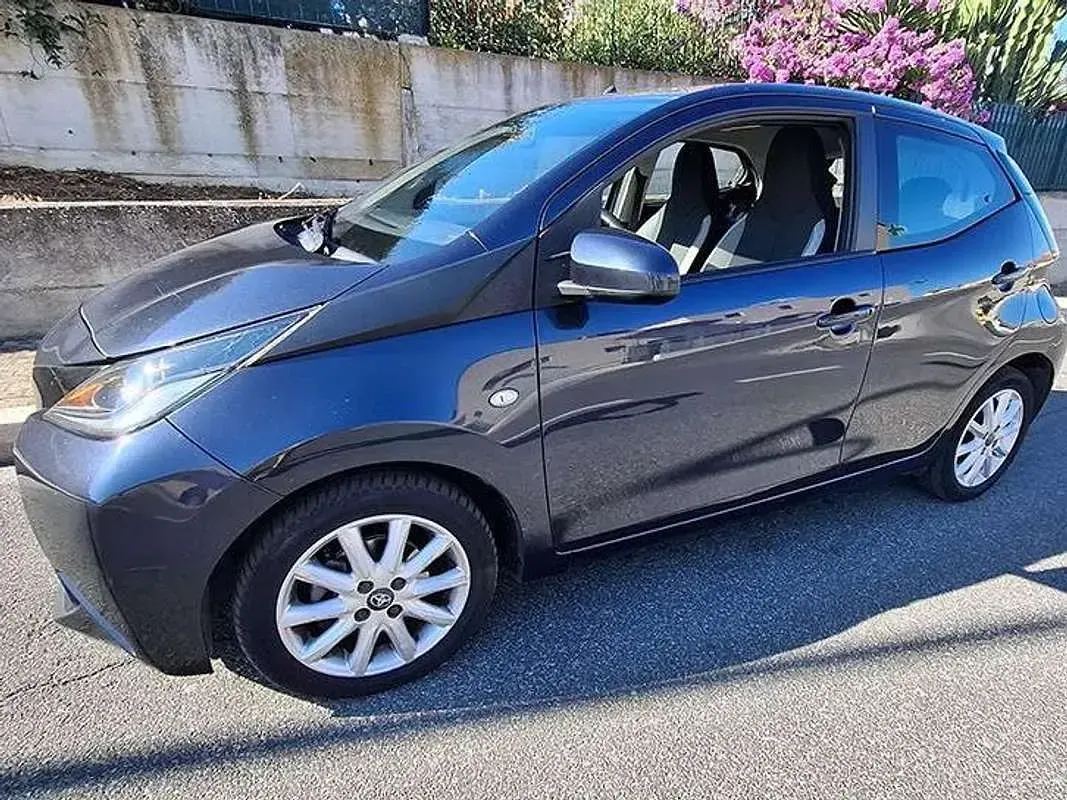 Usata Toyota Aygo X-play 69 CV (50 kW) 2016 Blu/azzurro Utilitaria