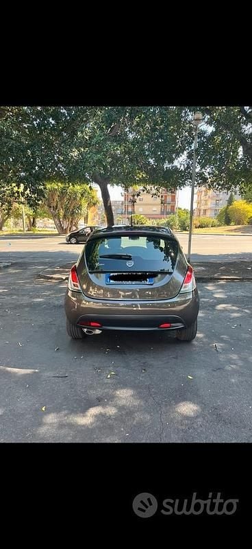 Usata Lancia Ypsilon 60 CV (44 kW) 2013 Marrone Utilitaria