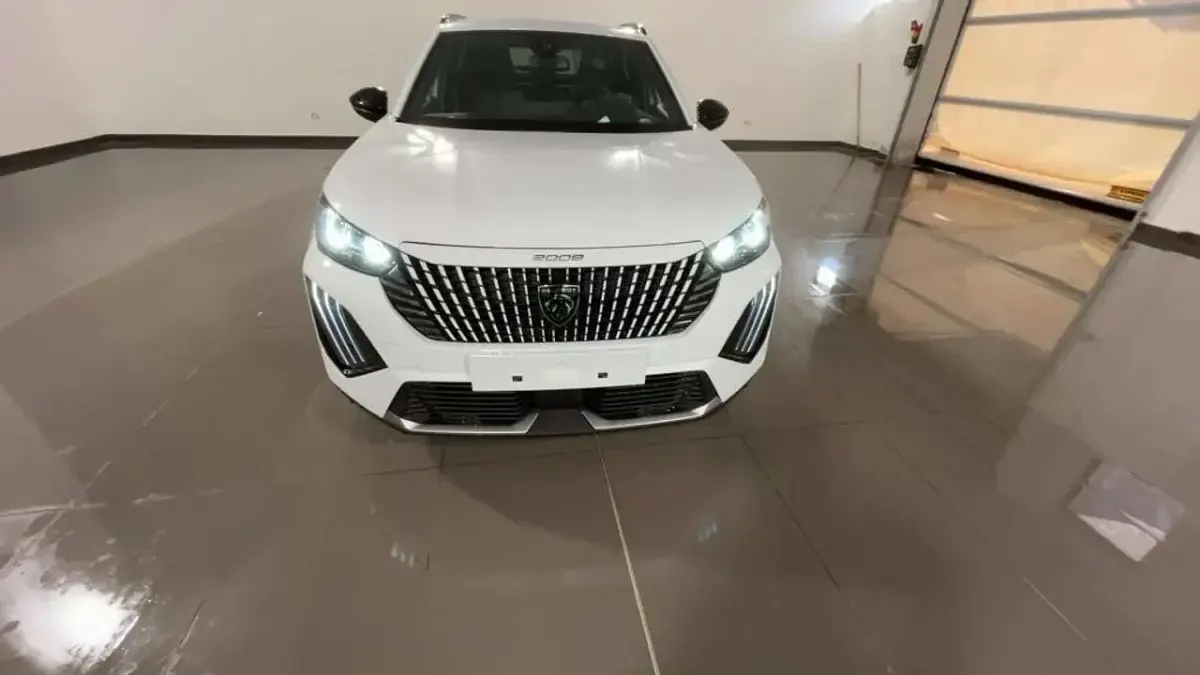 Usata Peugeot 2008 Allure 102 CV (75 kW) 2024 Bianco SUV