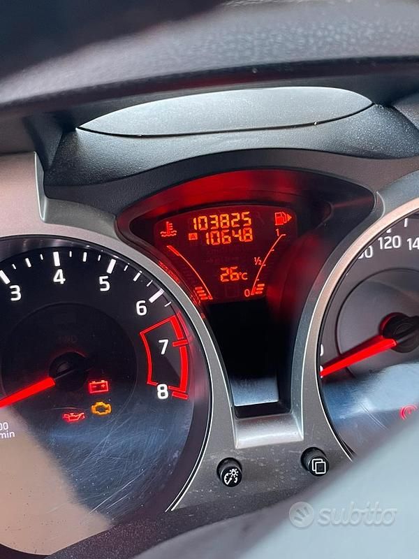Usata Nissan Juke Tekna 117 CV (86 kW) 2013 Rosso SUV