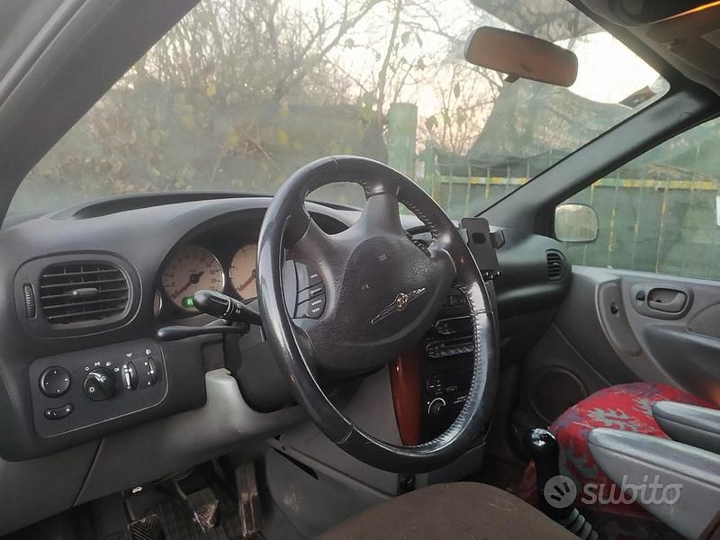 Usata Chrysler Voyager 105 CV (77 kW) 2007 Grigio Monovolume
