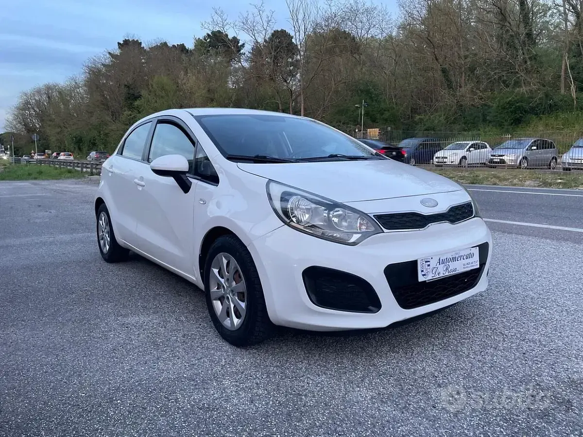 Usata Kia Rio 75 CV (55 kW) 2013 Bianco Berlina