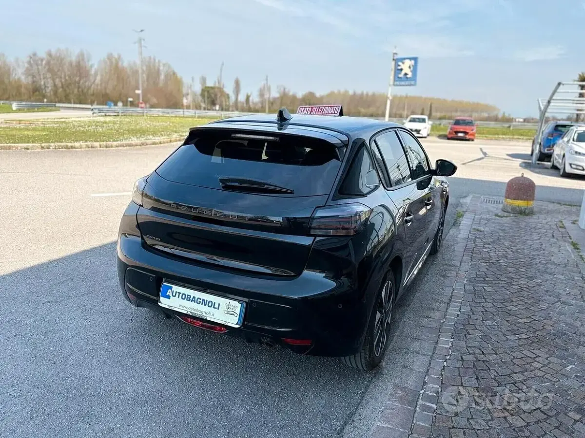 Usata Peugeot 208 Allure 101 CV (74 kW) 2025 Nero Utilitaria