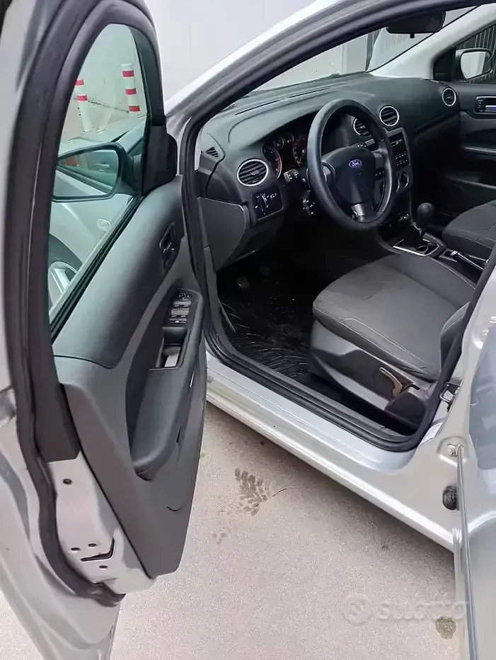 Usata Ford Focus 90 CV (66 kW) 2005 Grigio Berlina
