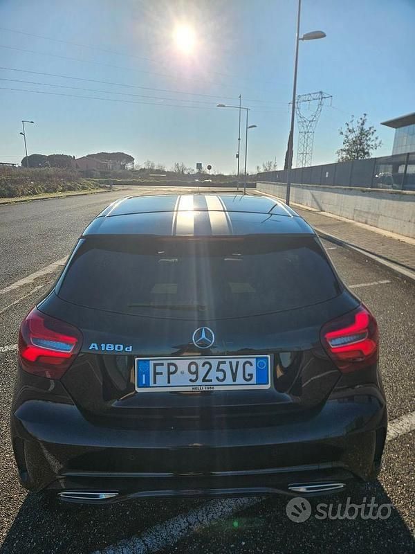 Gebraucht Mercedes A180 Premium 109 PS (80 kW) 2017 Schwarz Limousine