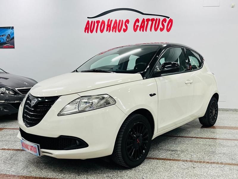 Usata Lancia Ypsilon 95 CV (69 kW) 2014 Bianco Utilitaria