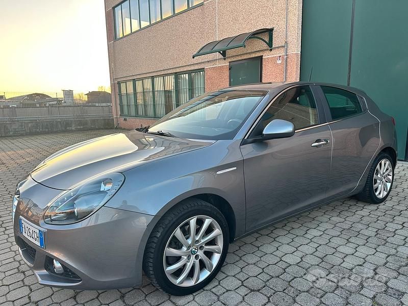 Grigio Usata 2015 Alfa Romeo Giulietta Distinctive Tre volumi | 4600 € (Super prezzo) - Immagine 1/4