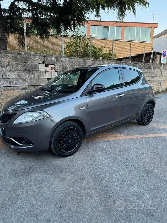 Usata Lancia Ypsilon 95 CV (69 kW) 2018 Grigio Utilitaria