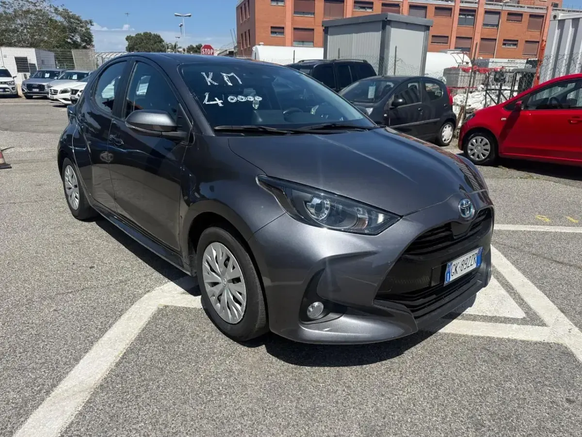 Usata Toyota Yaris Hybrid Business Edition 92 CV (67 kW) 2022 Grigio Berlina