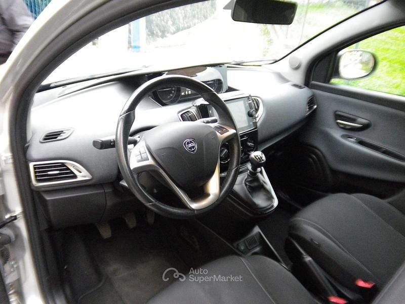 Usata Lancia Ypsilon Gold 69 CV (50 kW) 2021 Grigio Utilitaria