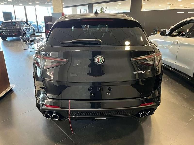 Nuova Alfa Romeo Stelvio Quadrifoglio 519 CV (381 kW) 2026 Nero vulcano SUV