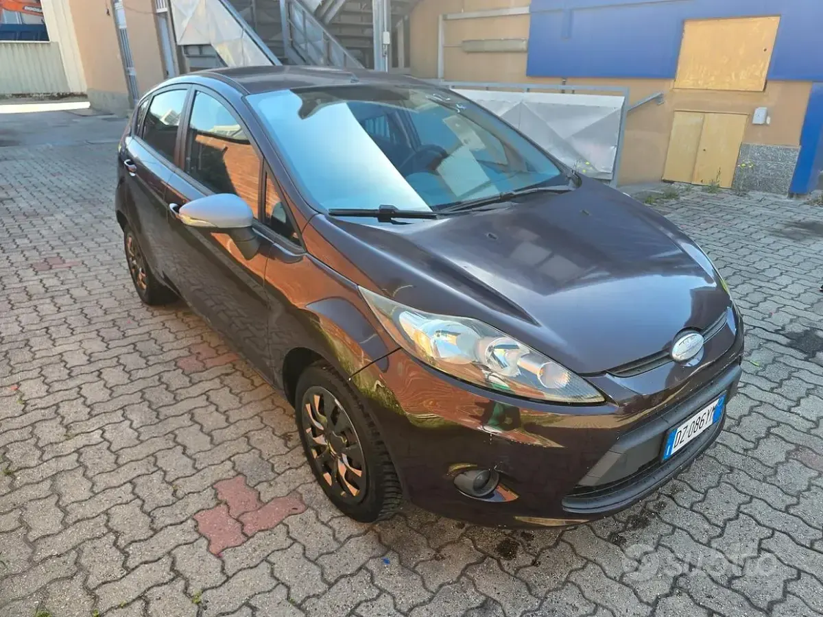 Usata Ford Fiesta 92 CV (67 kW) 2010 Marrone Berlina