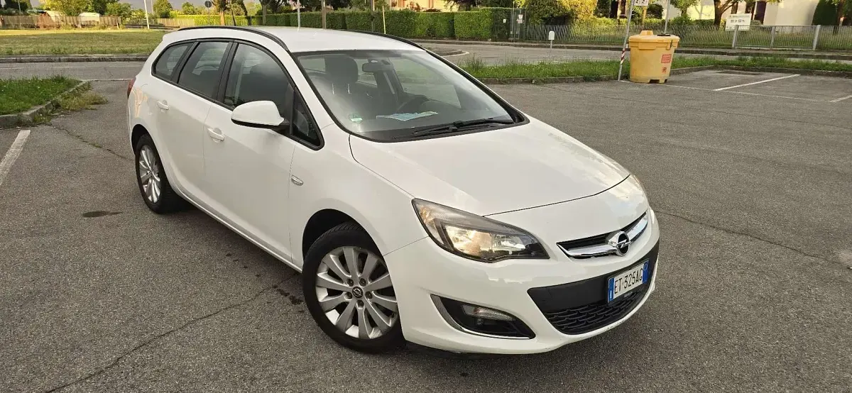 Usata Opel Astra 110 CV (80 kW) 2013 Station wagon