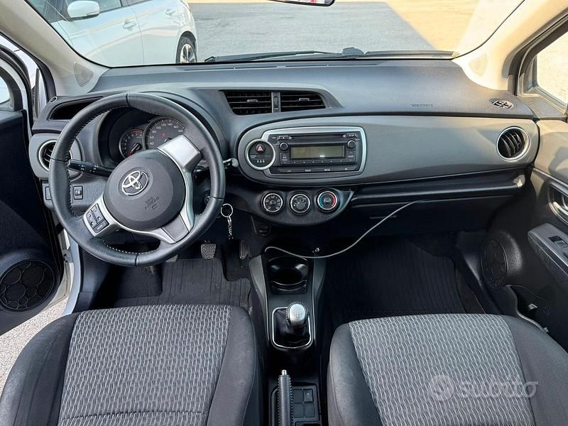 Usata Toyota Yaris Active 69 CV (50 kW) 2014 Bianco Utilitaria