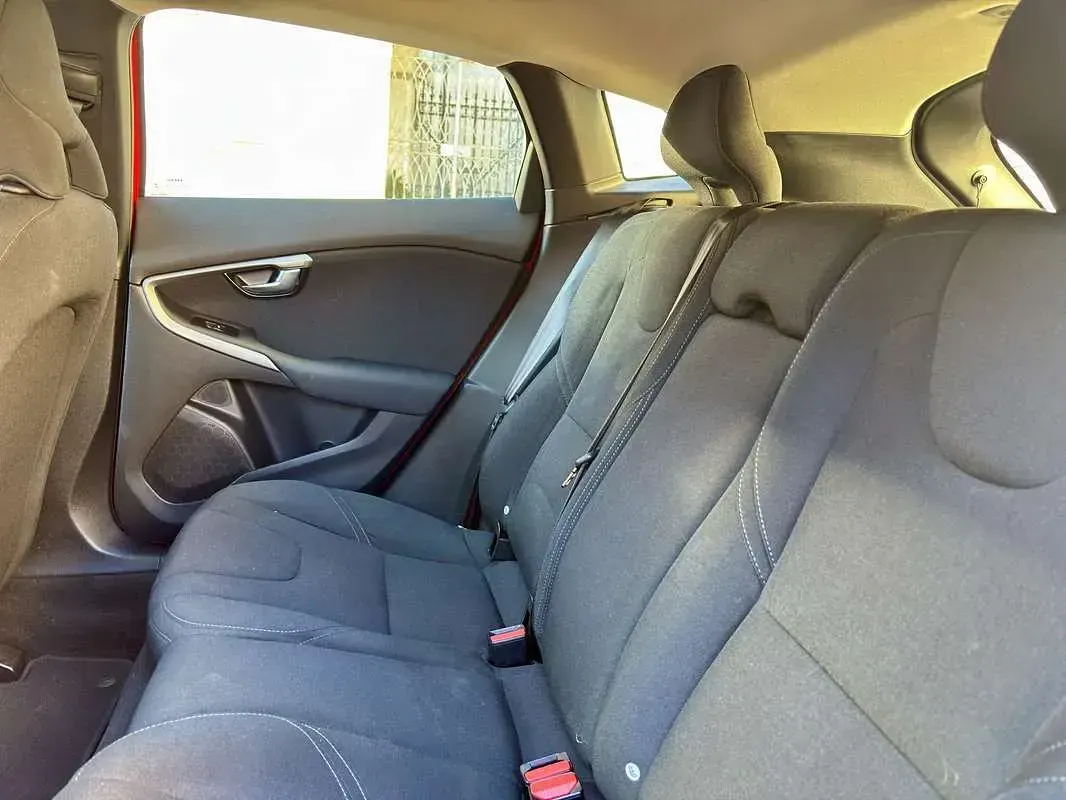 Usado Volvo V40 Kinetic 120 CV (88 kW) 2017 Rojo Berlina