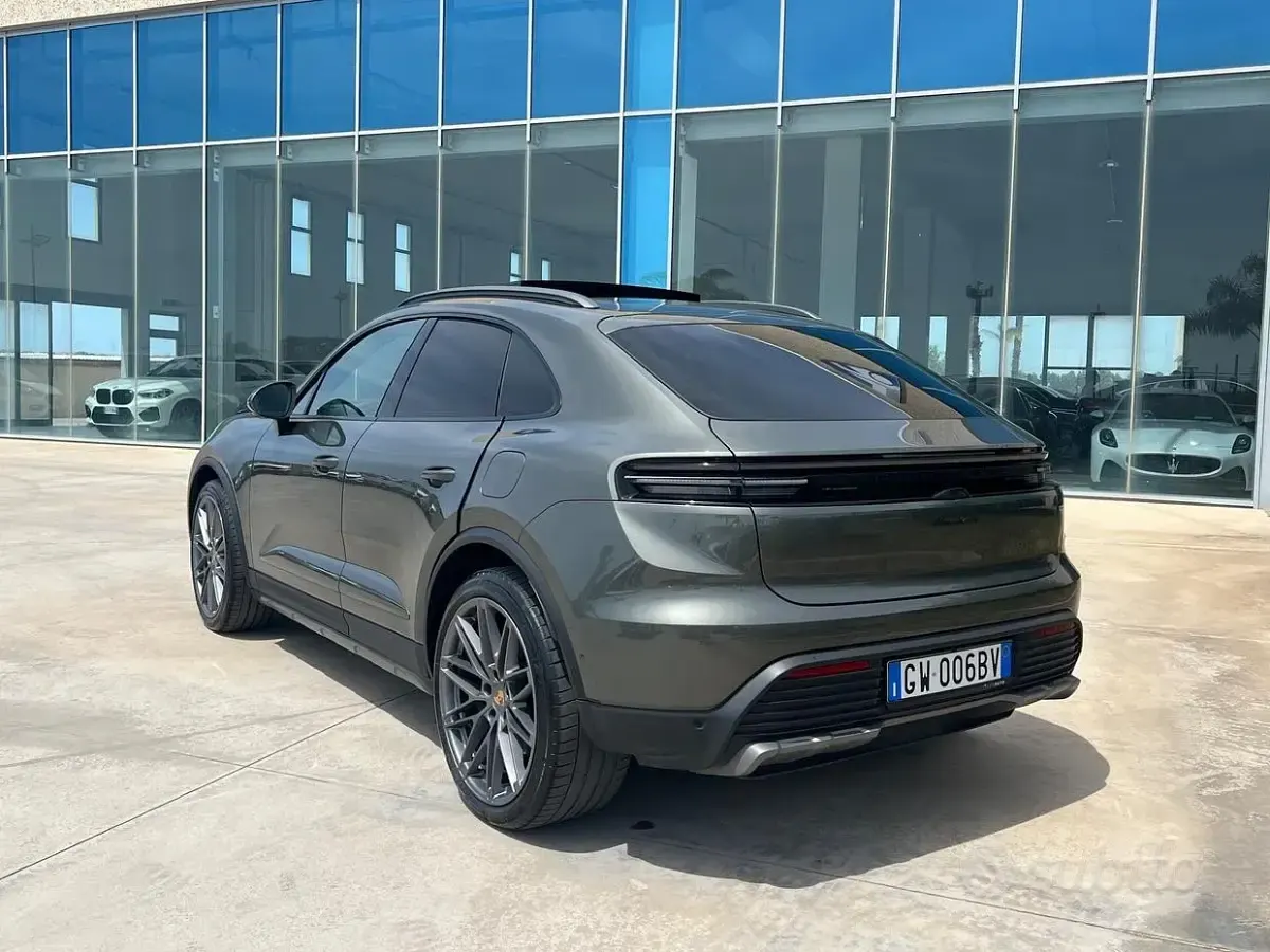 Usata Porsche Macan 4 Electric 144 kW (197 CV) 2024 Verde SUV