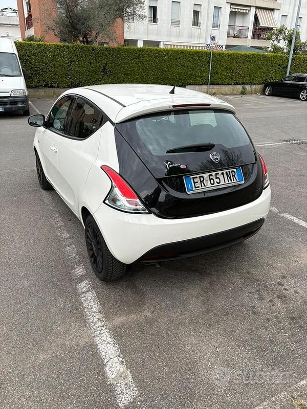 Usata Lancia Ypsilon Gold 69 CV (50 kW) 2013 Bianco Utilitaria