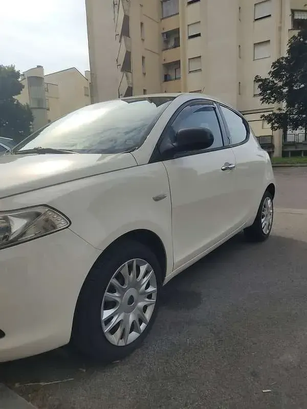 Usata Lancia Ypsilon Silver 69 CV (50 kW) 2014 Bianco Utilitaria