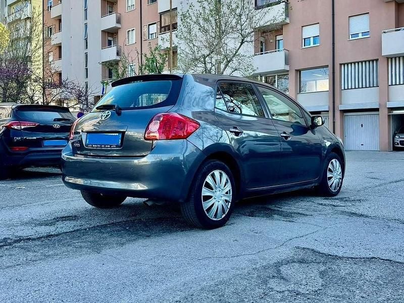 Usata Toyota Auris 124 CV (91 kW) 2009 Grigio Utilitaria