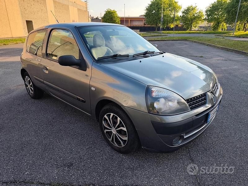Usata Renault Clio II Dynamique 74 CV (54 kW) 2003 Grigio Berlina