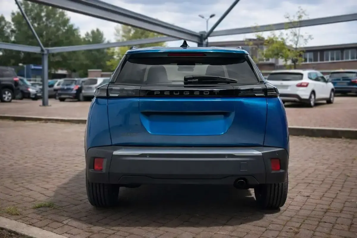 Usata Peugeot 2008 Allure 131 CV (96 kW) 2025 Blu obsession SUV