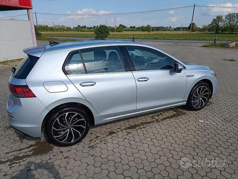 Usata VW Golf VIII Life 131 CV (96 kW) 2023 Grigio Berlina