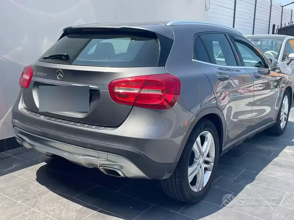 Usata Mercedes GLA180 109 CV (80 kW) 2015 Grigio SUV