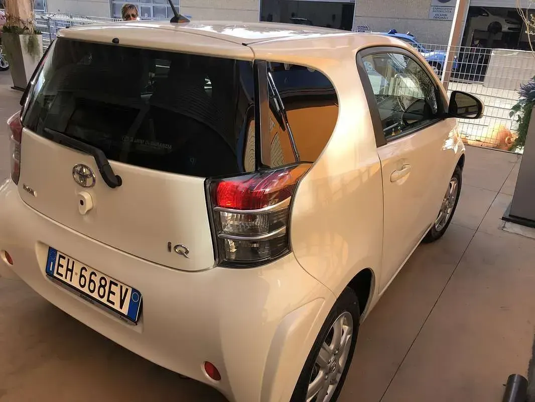 Usata Toyota iQ 68 CV (50 kW) 2012 Bianco Utilitaria