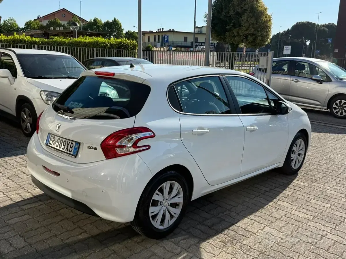 Usata Peugeot 208 Active 68 CV (50 kW) 2013 Bianco Utilitaria