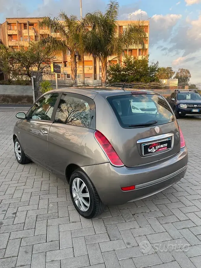 Usata Lancia Ypsilon 70 CV (51 kW) 2004 Marrone Utilitaria
