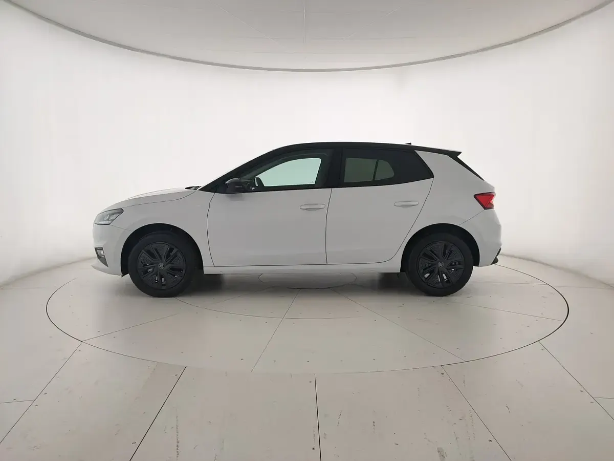 Nuova Skoda Fabia 95 CV (69 kW) 2026 Bianco luna metallizzato nero tulipano p Utilitaria