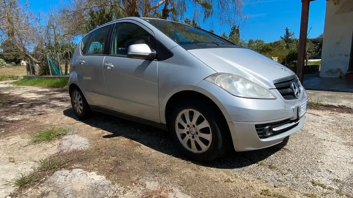 Usata Mercedes A200 140 CV (102 kW) 2011 Grigio Utilitaria