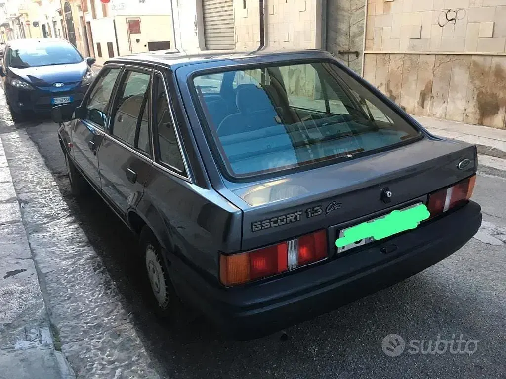 Usata Ford Escort Ghia 58 CV (42 kW) 1987 Grigio Berlina