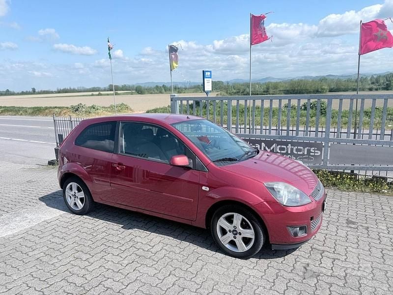 Usata Ford Fiesta 75 CV (55 kW) 2008 Rosso Utilitaria