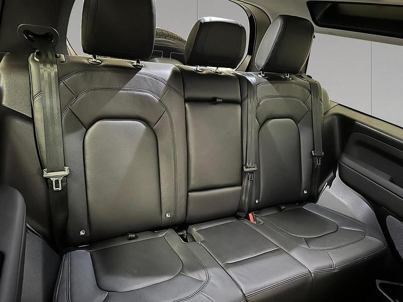 Usata Land Rover Defender S 200 CV (147 kW) 2024 Santorini black SUV